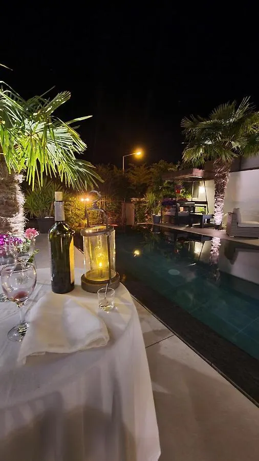 Bed and Breakfast Mon Petit Bali à Maussane-les-Alpilles France